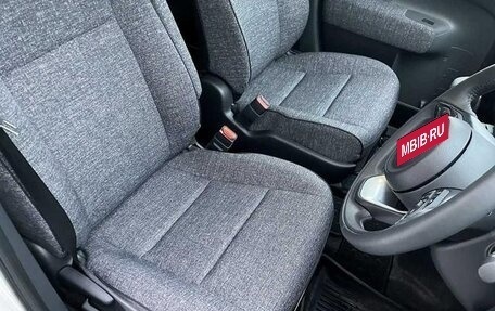 Toyota Sienta, 2023 год, 1 586 000 рублей, 13 фотография