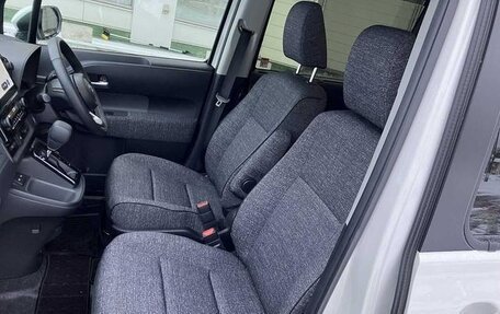 Toyota Sienta, 2023 год, 1 586 000 рублей, 31 фотография