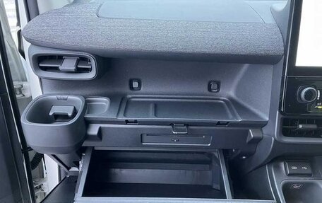 Toyota Sienta, 2023 год, 1 586 000 рублей, 32 фотография