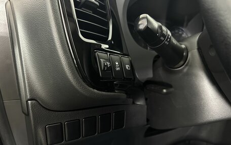 Mitsubishi Outlander III рестайлинг 3, 2019 год, 1 900 000 рублей, 9 фотография