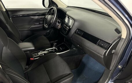 Mitsubishi Outlander III рестайлинг 3, 2019 год, 1 900 000 рублей, 14 фотография