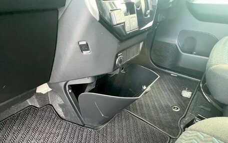 Toyota Roomy I, 2023 год, 1 081 000 рублей, 32 фотография