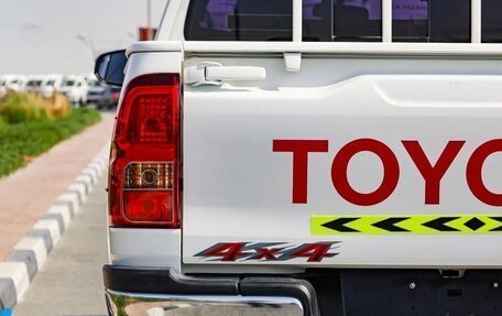 Toyota Hilux VIII, 2022 год, 4 250 000 рублей, 7 фотография