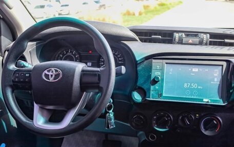 Toyota Hilux VIII, 2022 год, 4 250 000 рублей, 12 фотография