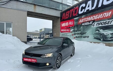 Volkswagen Jetta VI, 2013 год, 975 000 рублей, 3 фотография