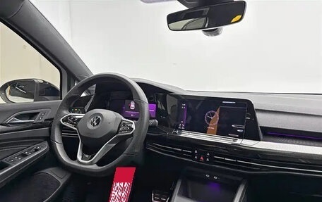 Volkswagen Golf VIII, 2024 год, 2 000 000 рублей, 21 фотография