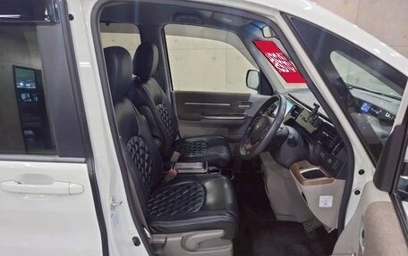 Honda Stepwgn IV, 2017 год, 1 770 000 рублей, 13 фотография