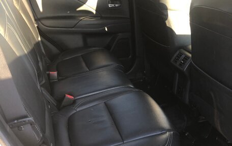 Mitsubishi Outlander III рестайлинг 3, 2020 год, 2 600 000 рублей, 8 фотография