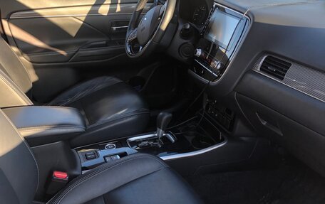 Mitsubishi Outlander III рестайлинг 3, 2020 год, 2 600 000 рублей, 7 фотография