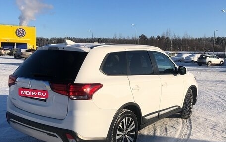 Mitsubishi Outlander III рестайлинг 3, 2020 год, 2 600 000 рублей, 4 фотография