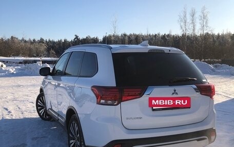 Mitsubishi Outlander III рестайлинг 3, 2020 год, 2 600 000 рублей, 3 фотография