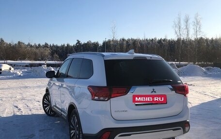 Mitsubishi Outlander III рестайлинг 3, 2020 год, 2 600 000 рублей, 2 фотография