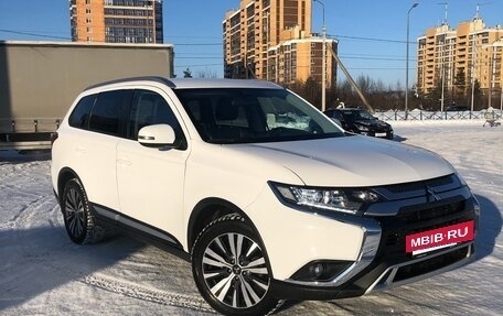 Mitsubishi Outlander III рестайлинг 3, 2020 год, 2 600 000 рублей, 5 фотография