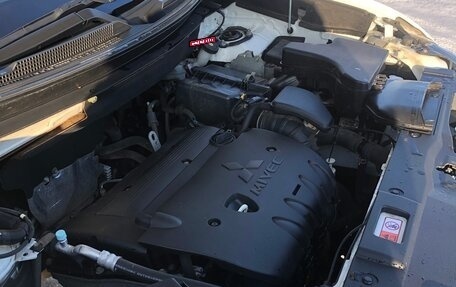 Mitsubishi Outlander III рестайлинг 3, 2020 год, 2 600 000 рублей, 6 фотография