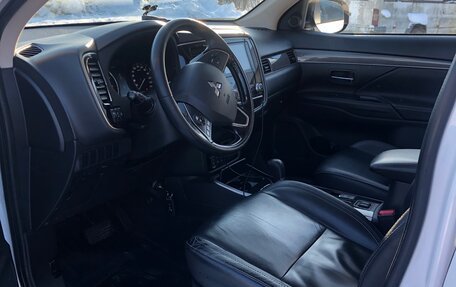 Mitsubishi Outlander III рестайлинг 3, 2020 год, 2 600 000 рублей, 11 фотография