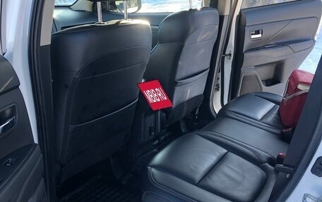 Mitsubishi Outlander III рестайлинг 3, 2020 год, 2 600 000 рублей, 10 фотография