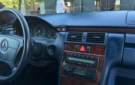 Mercedes-Benz E-Класс, 1995 год, 300 000 рублей, 9 фотография