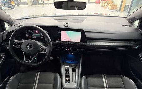 Volkswagen Golf VIII, 2023 год, 2 200 000 рублей, 8 фотография