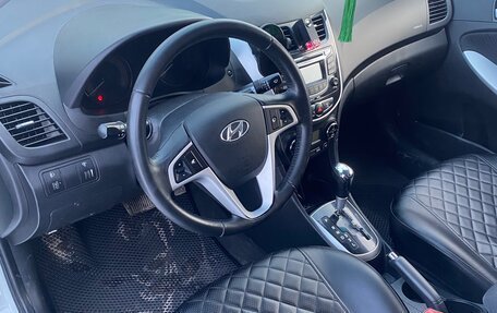 Hyundai Solaris II рестайлинг, 2012 год, 800 000 рублей, 3 фотография