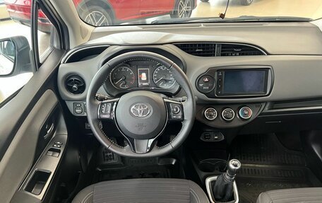 Toyota Yaris III рестайлинг, 2019 год, 1 299 000 рублей, 19 фотография