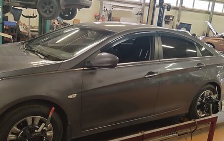 Hyundai Sonata VI, 2011 год, 950 000 рублей, 1 фотография