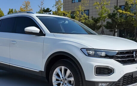 Volkswagen T-Roc I, 2022 год, 1 957 000 рублей, 2 фотография