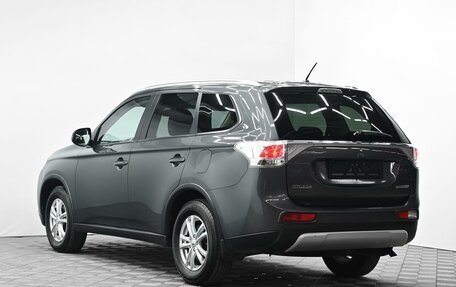 Mitsubishi Outlander III рестайлинг 3, 2015 год, 1 355 000 рублей, 3 фотография