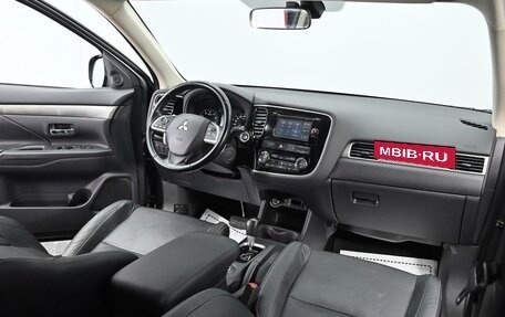 Mitsubishi Outlander III рестайлинг 3, 2015 год, 1 355 000 рублей, 13 фотография