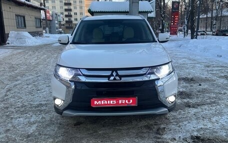 Mitsubishi Outlander III рестайлинг 3, 2015 год, 1 650 000 рублей, 1 фотография