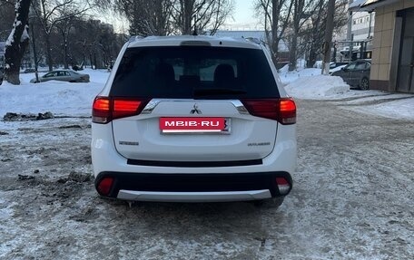 Mitsubishi Outlander III рестайлинг 3, 2015 год, 1 650 000 рублей, 6 фотография