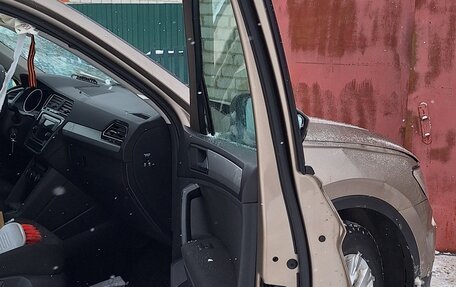 Volkswagen Tiguan II, 2018 год, 1 000 000 рублей, 6 фотография