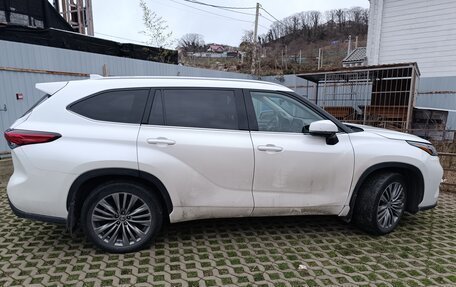 Toyota Highlander, 2021 год, 4 990 000 рублей, 2 фотография