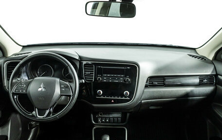 Mitsubishi Outlander III рестайлинг 3, 2020 год, 2 199 900 рублей, 13 фотография