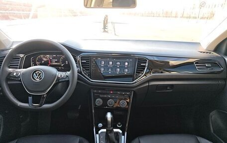 Volkswagen T-Roc I, 2023 год, 1 650 000 рублей, 6 фотография