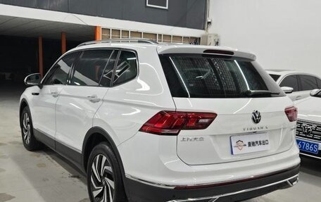 Volkswagen Tiguan II, 2021 год, 2 100 000 рублей, 5 фотография