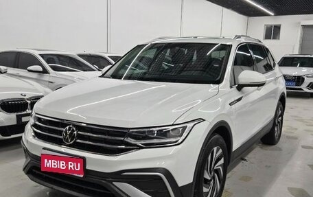 Volkswagen Tiguan II, 2021 год, 2 100 000 рублей, 1 фотография