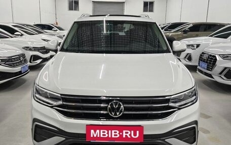 Volkswagen Tiguan II, 2021 год, 2 100 000 рублей, 2 фотография
