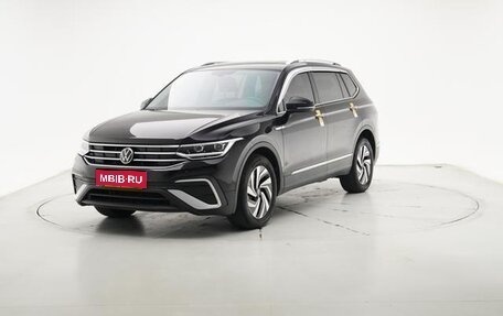 Volkswagen Tiguan II, 2023 год, 2 400 000 рублей, 1 фотография