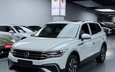 Volkswagen Tiguan II, 2023 год, 2 400 000 рублей, 1 фотография