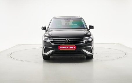 Volkswagen Tiguan II, 2023 год, 2 400 000 рублей, 2 фотография