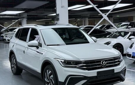 Volkswagen Tiguan II, 2023 год, 2 400 000 рублей, 3 фотография