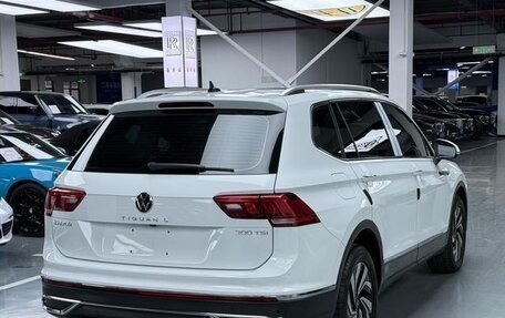 Volkswagen Tiguan II, 2023 год, 2 400 000 рублей, 4 фотография