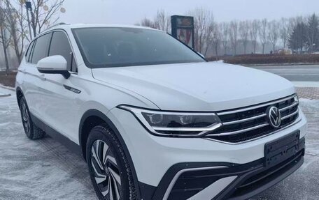 Volkswagen Tiguan II, 2023 год, 2 400 000 рублей, 3 фотография