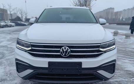Volkswagen Tiguan II, 2023 год, 2 400 000 рублей, 2 фотография