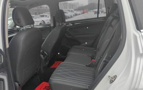 Volkswagen Tiguan II, 2023 год, 2 400 000 рублей, 9 фотография