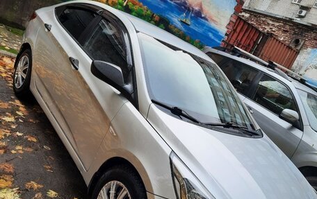 Hyundai Solaris II рестайлинг, 2015 год, 800 000 рублей, 2 фотография