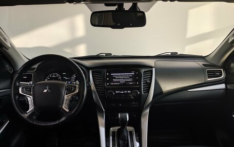 Mitsubishi Pajero Sport III рестайлинг, 2017 год, 3 490 000 рублей, 9 фотография