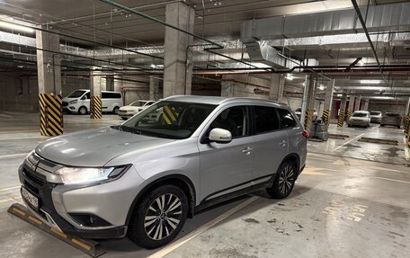 Mitsubishi Outlander III рестайлинг 3, 2020 год, 1 800 000 рублей, 4 фотография