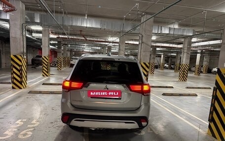 Mitsubishi Outlander III рестайлинг 3, 2020 год, 1 800 000 рублей, 2 фотография