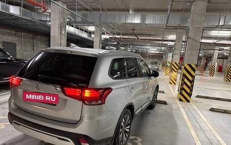 Mitsubishi Outlander III рестайлинг 3, 2020 год, 1 800 000 рублей, 5 фотография